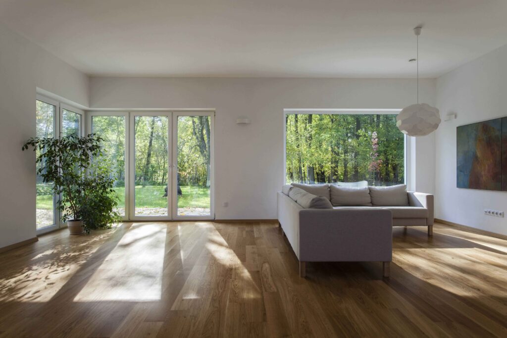 Ein Wohnzimmer im Erdgeschoss mit Laminatboden