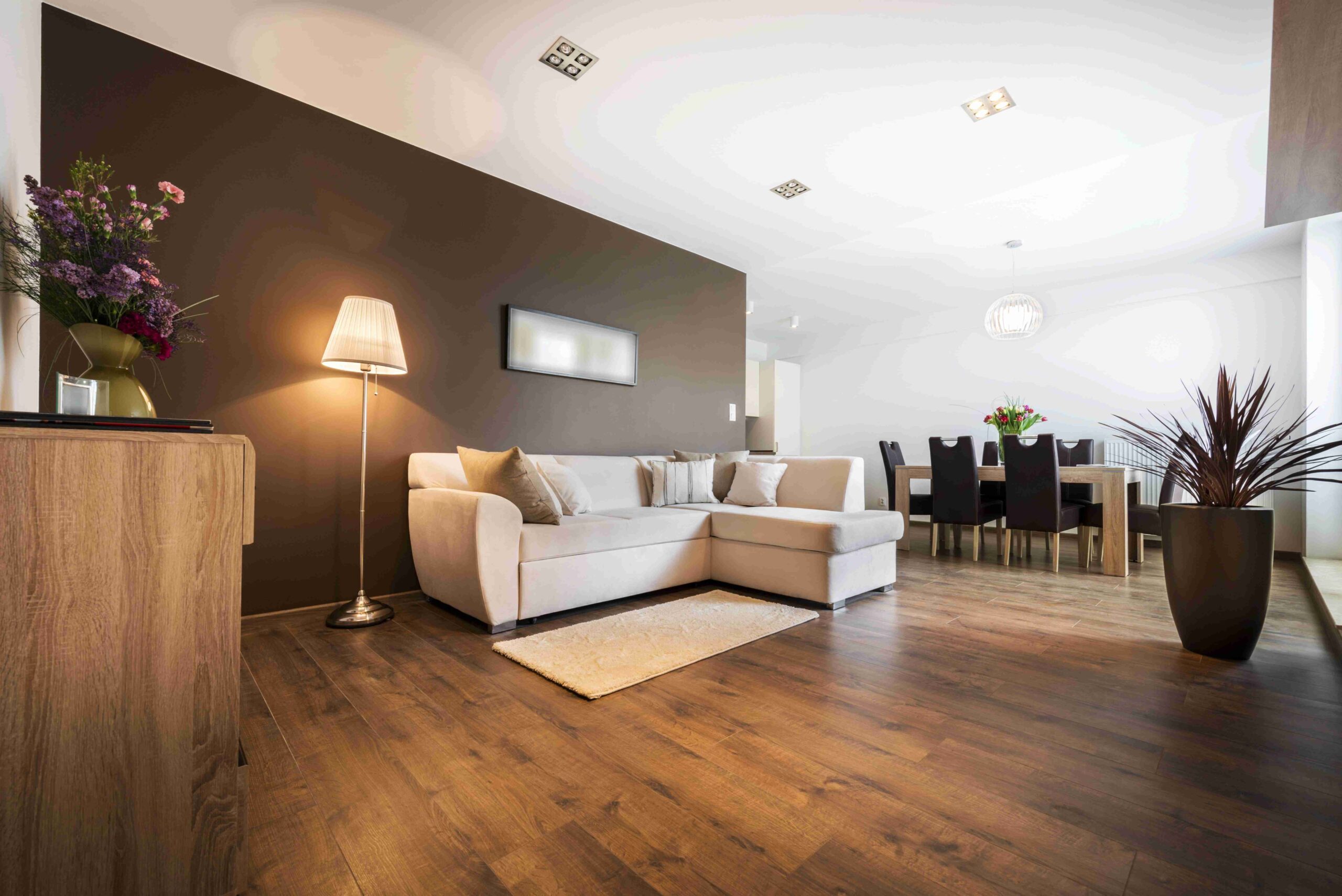 Eingerichtetes Wohnzimmer mit Laminatboden